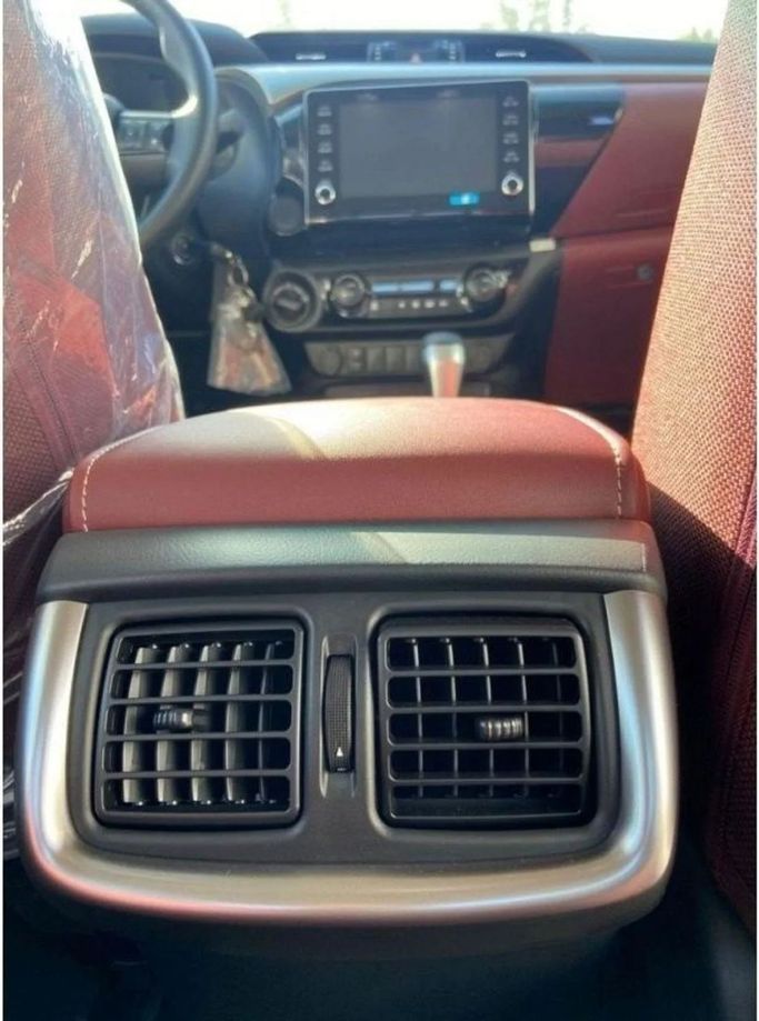 Новый Toyota Hilux VIII Рестайлинг, 2.7 л, 2023 в Дубае от Mohamed Hakim Motors Серебристый цвет. GCC | AUTO.AE