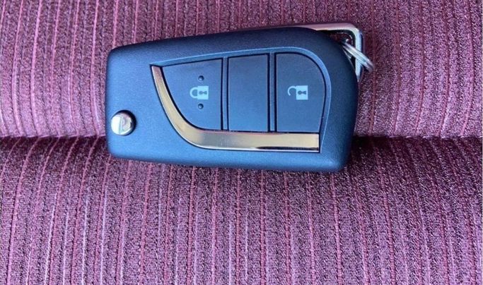 Новый Toyota Hilux VIII Рестайлинг, 2.7 л, 2023 в Дубае от Mohamed Hakim Motors Серебристый цвет. GCC | AUTO.AE