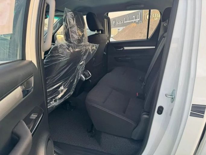 Новый Toyota Hilux VIII Рестайлинг, 2.4 л, 2025 в Дубае от Mohamed Hakim Motors Белый цвет. GCC | AUTO.AE