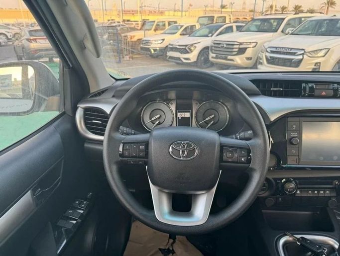 Новый Toyota Hilux VIII Рестайлинг, 2.4 л, 2025 в Дубае от Mohamed Hakim Motors Белый цвет. GCC | AUTO.AE
