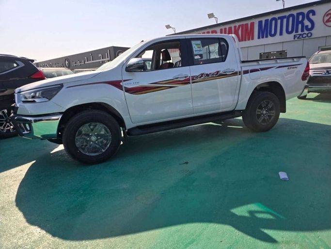 New Toyota Hilux VIII Facelift 2, 2.7 l, 2025 in Dubai by Mohamed Hakim Motors, White color. GCC Specs | AUTO.AE
