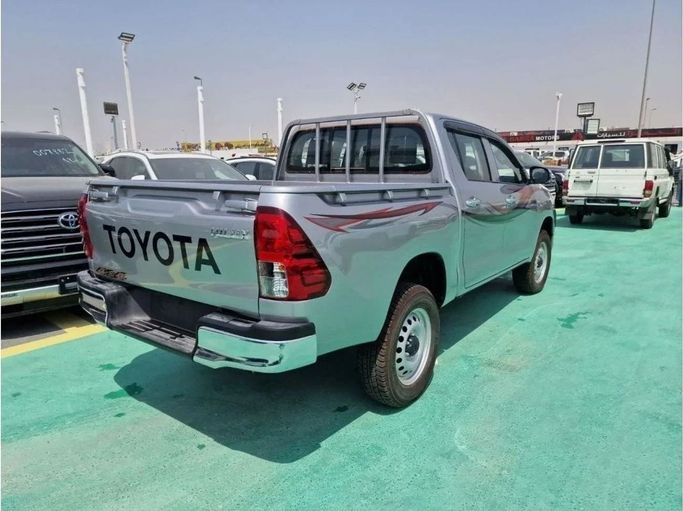 Новый Toyota Hilux VIII Рестайлинг, 2.4 л, 2023 в Дубае от Mohamed Hakim Motors Серебристый цвет. GCC | AUTO.AE