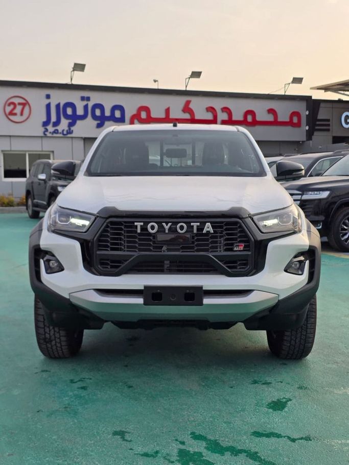 Новый Toyota Hilux VIII Рестайлинг, 4.0 л, 2025 в Дубае от Mohamed Hakim Motors Белый цвет. GCC | AUTO.AE