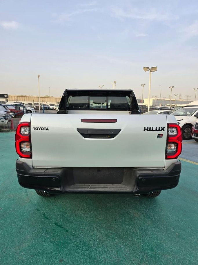 Новый Toyota Hilux VIII Рестайлинг, 4.0 л, 2025 в Дубае от Mohamed Hakim Motors Белый цвет. GCC | AUTO.AE