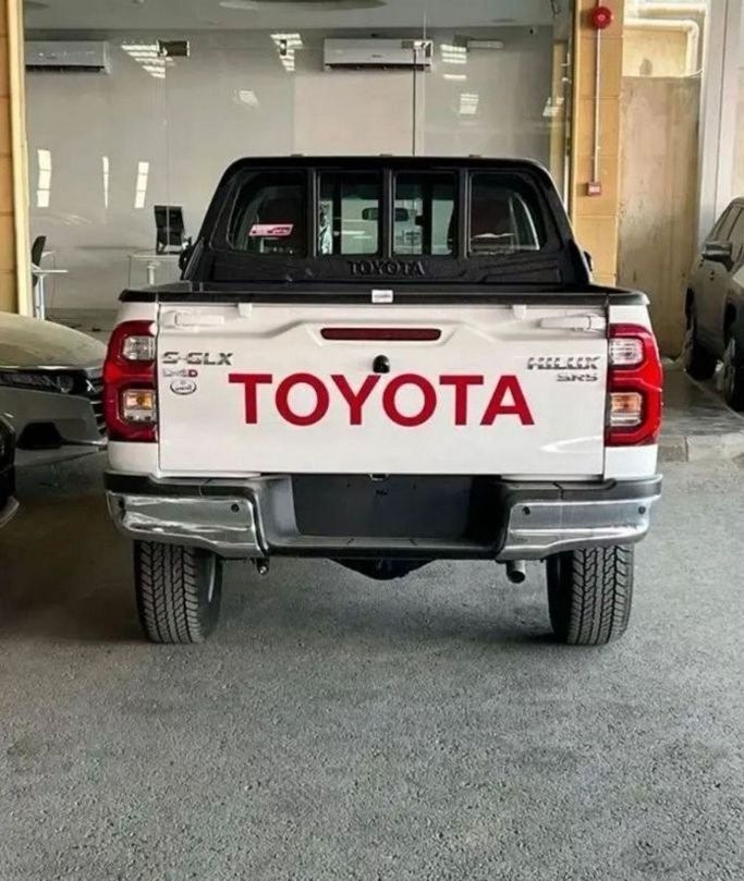 New Toyota Hilux VIII Facelift, 2.8 l, 2024 in Dubai by Mohamed Hakim Motors, White color. GCC Specs | AUTO.AE