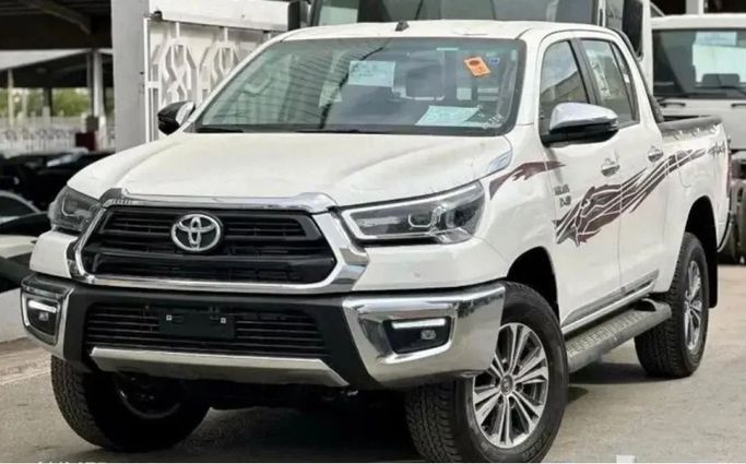 Новый Toyota Hilux VIII Рестайлинг 2, 2.8 л, 2024 в Дубае от Mohamed Hakim Motors Белый цвет. GCC | AUTO.AE