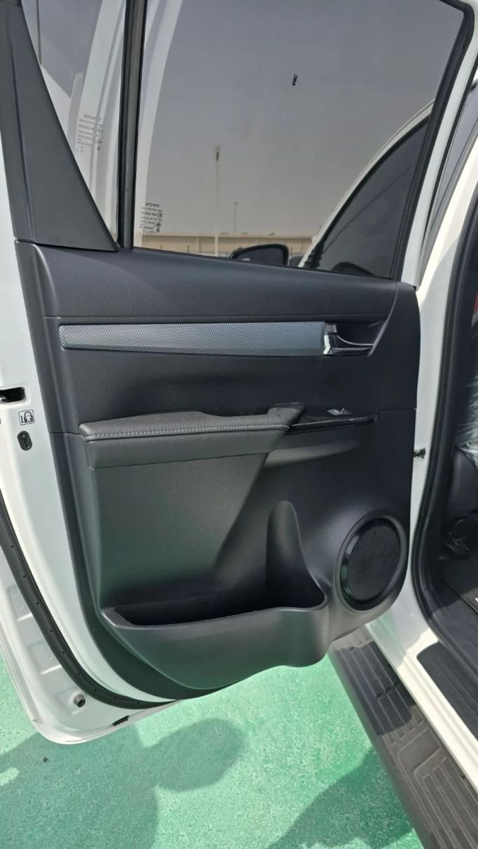 Новый Toyota Hilux VIII Рестайлинг, 2.8 л, 2025 в Дубае от Mohamed Hakim Motors Белый цвет. GCC | AUTO.AE