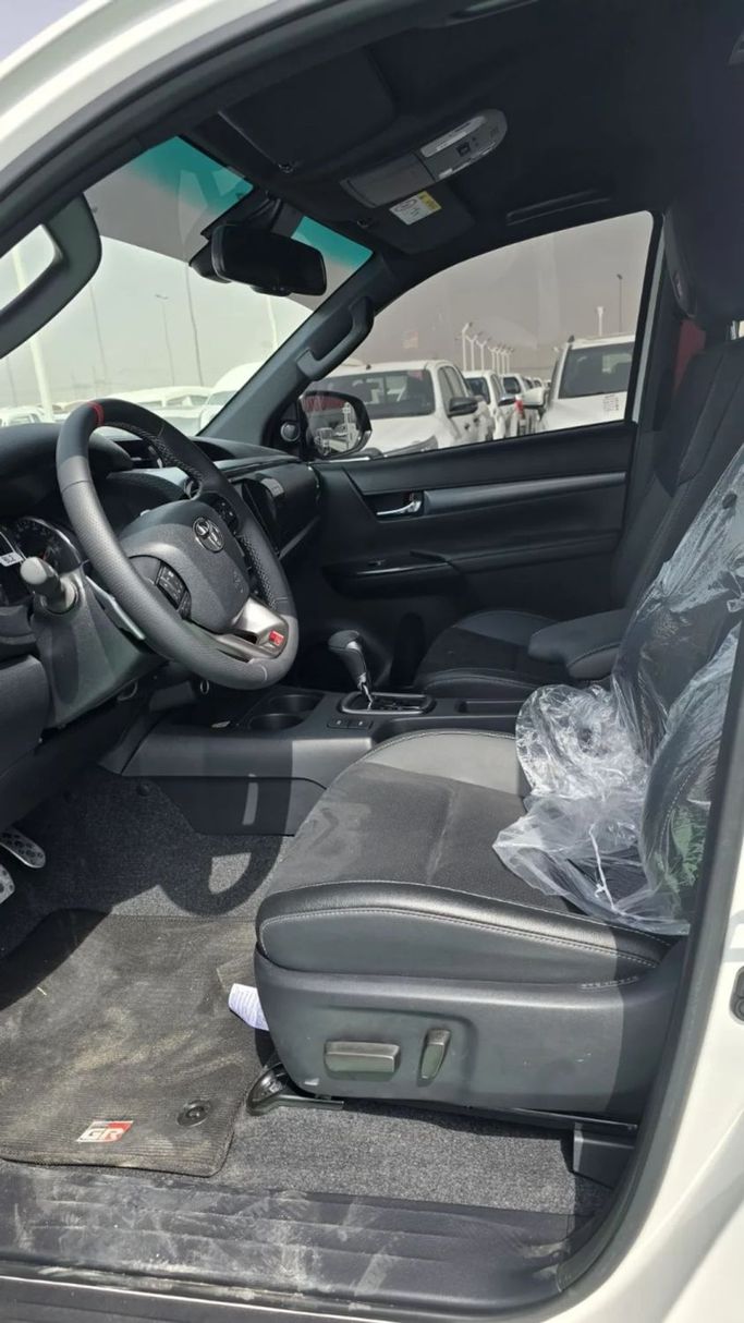 Новый Toyota Hilux VIII Рестайлинг, 2.8 л, 2025 в Дубае от Mohamed Hakim Motors Белый цвет. GCC | AUTO.AE