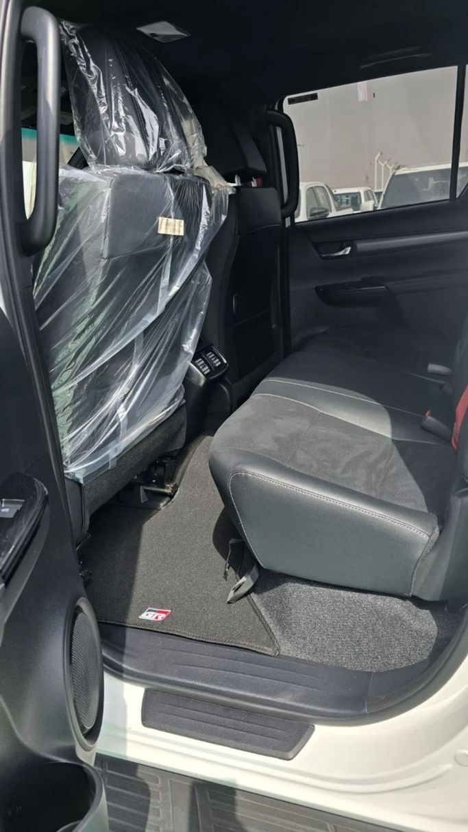 Новый Toyota Hilux VIII Рестайлинг, 2.8 л, 2025 в Дубае от Mohamed Hakim Motors Белый цвет. GCC | AUTO.AE