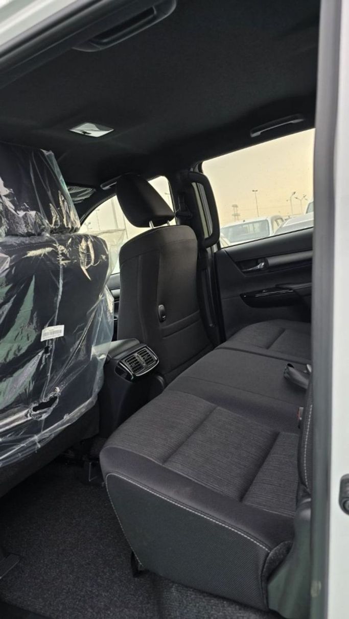 Новый Toyota Hilux VIII Рестайлинг, 4.0 л, 2025 в Дубае от Mohamed Hakim Motors Белый цвет. GCC | AUTO.AE