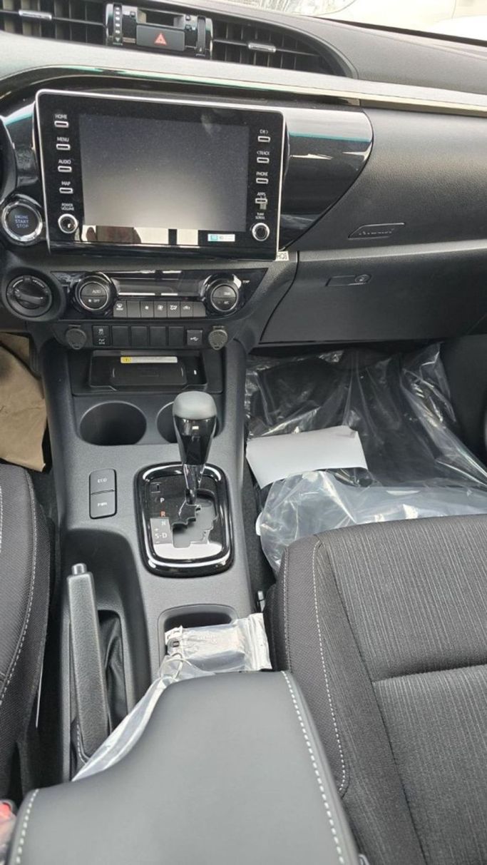 Новый Toyota Hilux VIII Рестайлинг, 4.0 л, 2025 в Дубае от Mohamed Hakim Motors Белый цвет. GCC | AUTO.AE