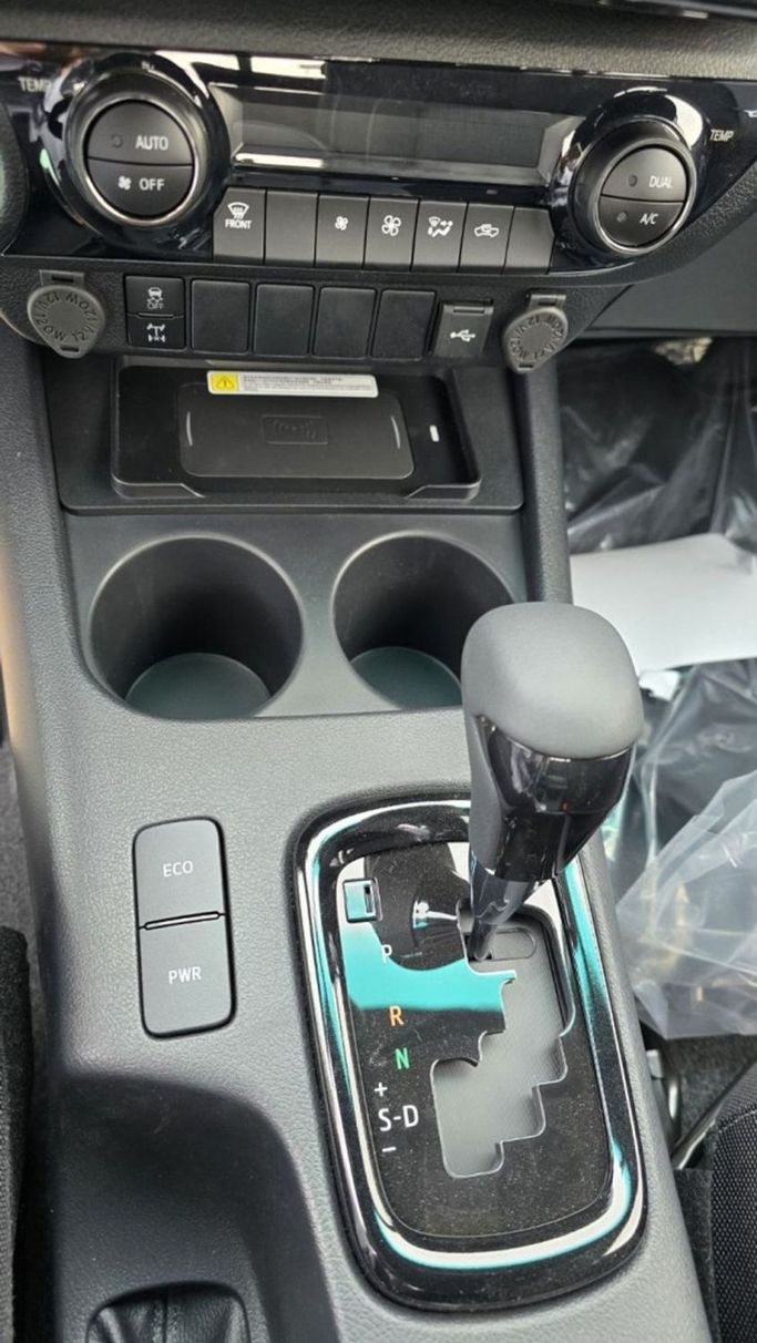 Новый Toyota Hilux VIII Рестайлинг, 4.0 л, 2025 в Дубае от Mohamed Hakim Motors Белый цвет. GCC | AUTO.AE