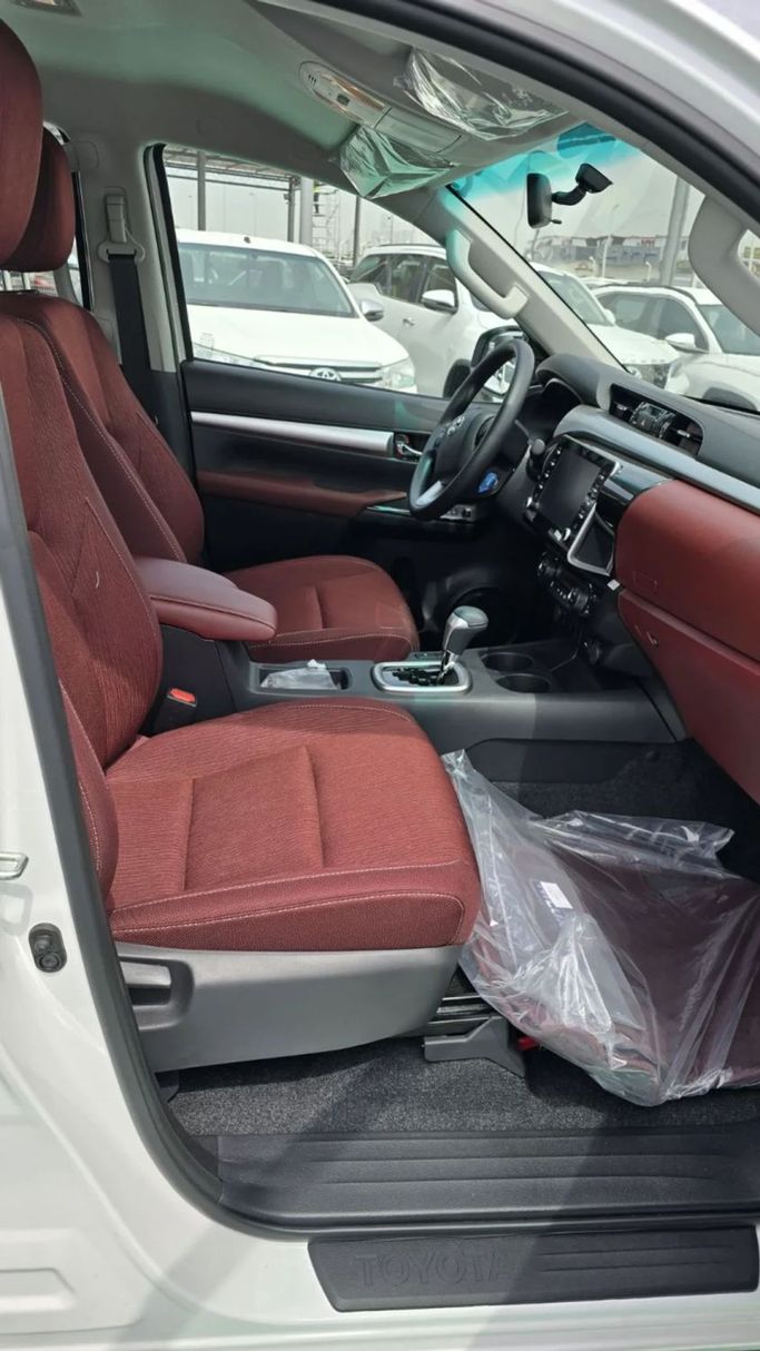 New Toyota Hilux VIII Facelift, 4.0 l, 2025 in Dubai by Mohamed Hakim Motors, White color. GCC Specs | AUTO.AE