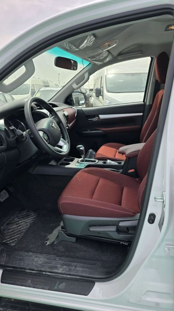 New Toyota Hilux VIII Facelift, 4.0 l, 2025 in Dubai by Mohamed Hakim Motors, White color. GCC Specs | AUTO.AE