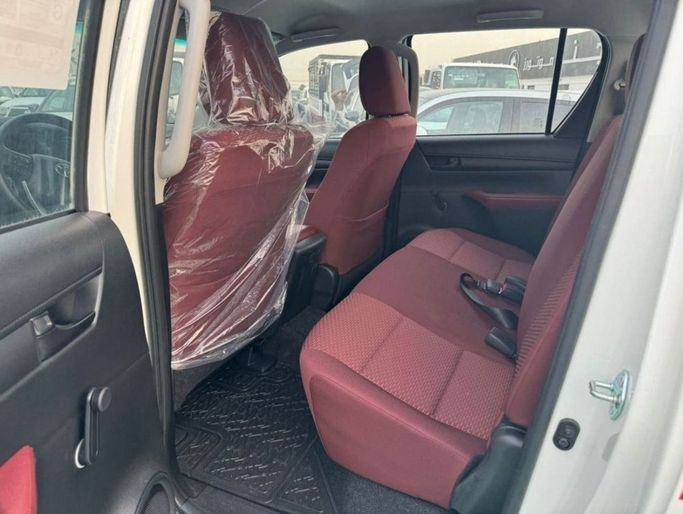 Новый Toyota Hilux VIII Рестайлинг, 2.7 л, 2023 в Дубае от Mohamed Hakim Motors Белый цвет. GCC | AUTO.AE