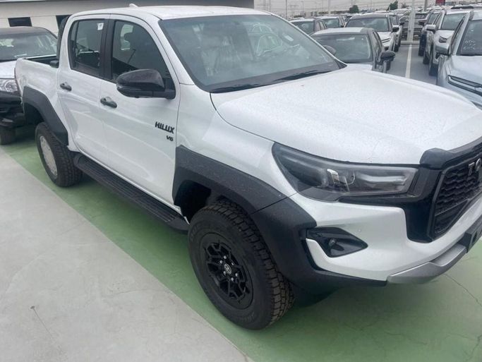 New Toyota Hilux VIII Facelift, 4.0 l, 2024 in Dubai by Mohamed Hakim Motors, White color. GCC Specs | AUTO.AE