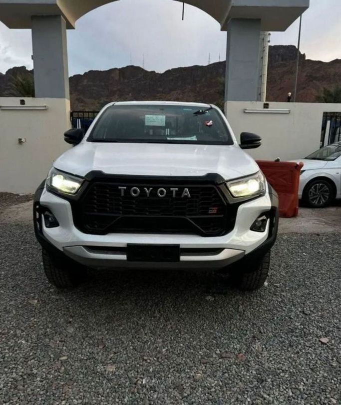 New Toyota Hilux VIII Facelift, 4.0 l, 2024 in Dubai by Mohamed Hakim Motors, White color. GCC Specs | AUTO.AE
