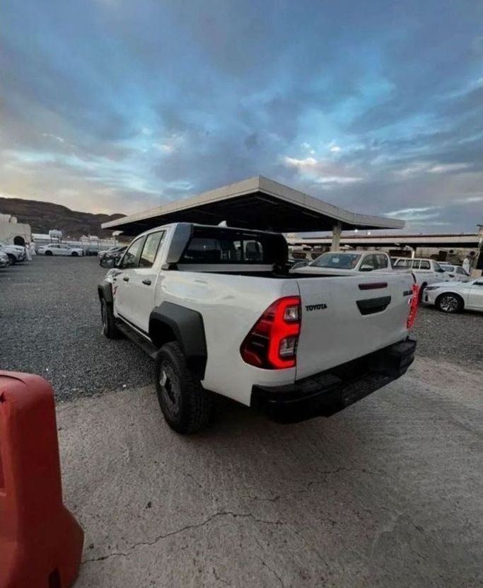 New Toyota Hilux VIII Facelift, 4.0 l, 2024 in Dubai by Mohamed Hakim Motors, White color. GCC Specs | AUTO.AE