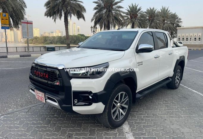 Подержанный Toyota Hilux VIII, 2.8 л, 2017 в Дубае от Alhamd Motors Белый цвет. Other | AUTO.AE