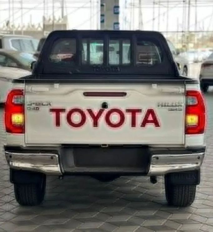 Новый Toyota Hilux VIII Рестайлинг 2, 2.8 л, 2024 в Дубае от Mohamed Hakim Motors Белый цвет. GCC | AUTO.AE