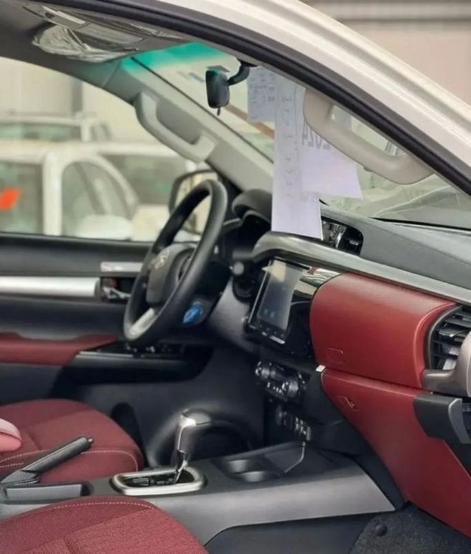 Новый Toyota Hilux VIII Рестайлинг 2, 2.8 л, 2024 в Дубае от Mohamed Hakim Motors Белый цвет. GCC | AUTO.AE