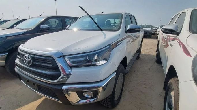Новый Toyota Hilux VIII Рестайлинг 2, 2.8 л, 2024 в Дубае от Mohamed Hakim Motors Белый цвет. GCC | AUTO.AE