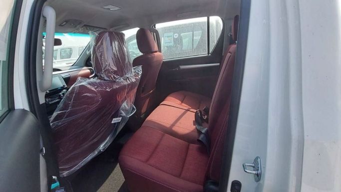 Новый Toyota Hilux VIII Рестайлинг 2, 2.8 л, 2024 в Дубае от Mohamed Hakim Motors Белый цвет. GCC | AUTO.AE