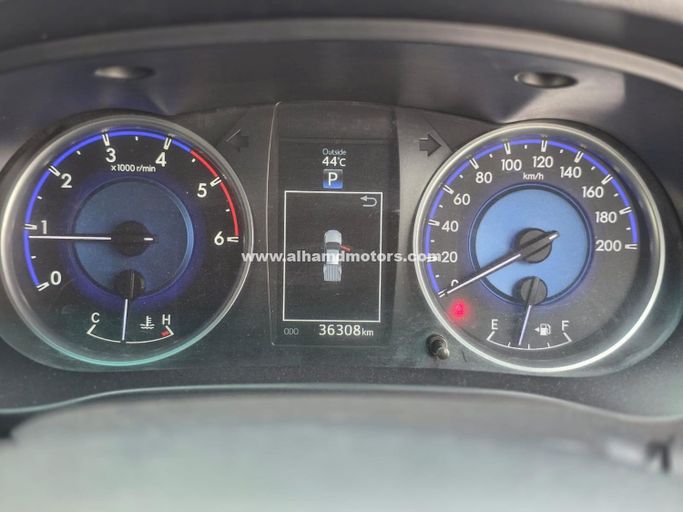 Подержанный Toyota Hilux VIII, 2.8 л, 2018 в Дубае от Alhamd Motors Серый цвет. Other | AUTO.AE