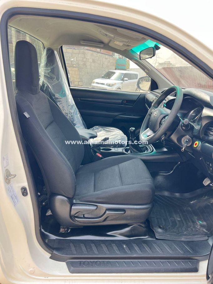 Used Toyota Hilux Extra Cab VIII Facelift, 2.8 l, 2021 in Dubai by Alhamd Motors, White color. Other | AUTO.AE