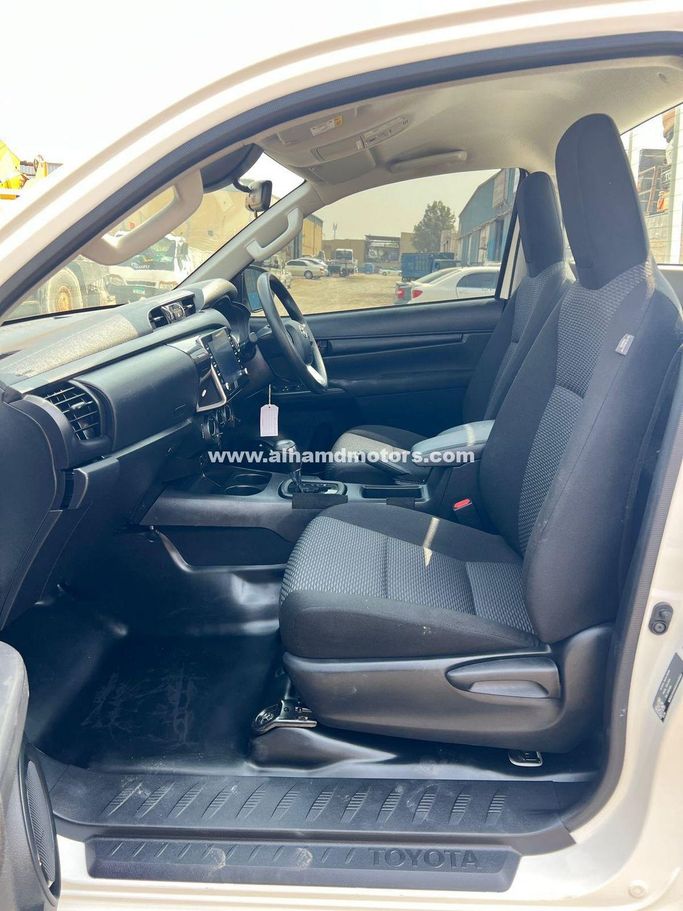 Подержанный Toyota Hilux Extra Cab VIII Рестайлинг, 2.4 л, 2023 в Дубае от Alhamd Motors Белый цвет. Other | AUTO.AE