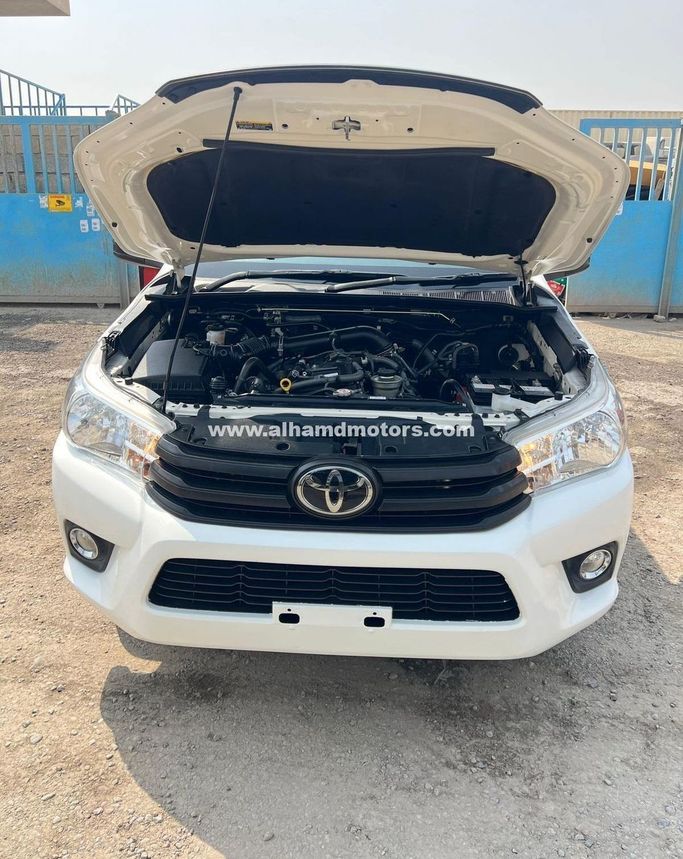 Подержанный Toyota Hilux Extra Cab VIII Рестайлинг, 2.4 л, 2023 в Дубае от Alhamd Motors Белый цвет. Other | AUTO.AE