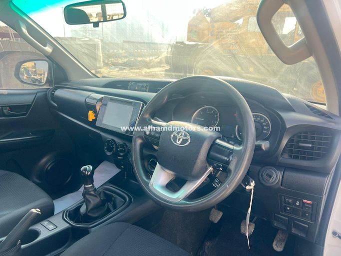 Подержанный Toyota Hilux VIII, 2.4 л, 2017 в Дубае от Alhamd Motors Белый цвет. Other | AUTO.AE