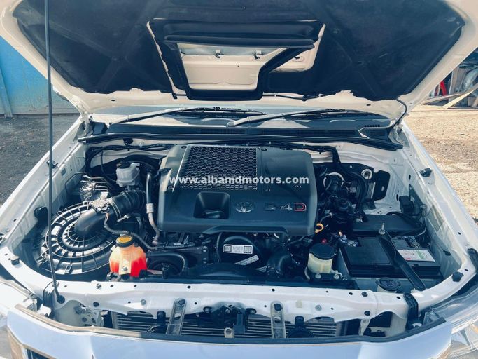 Подержанный Toyota Hilux VII Рестайлинг, 3.0 л, 2013 в Дубае от Alhamd Motors Белый цвет. Other | AUTO.AE