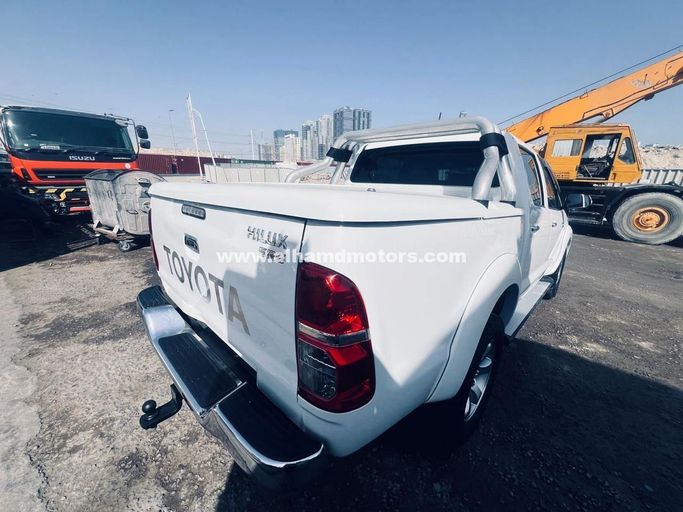 Подержанный Toyota Hilux VII Рестайлинг, 3.0 л, 2013 в Дубае от Alhamd Motors Белый цвет. Other | AUTO.AE