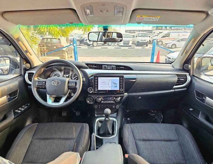 Новый Toyota Hilux VIII Рестайлинг 2, 2.7 л, 2025 в Дубае от SK Motors Белый цвет. GCC | AUTO.AE
