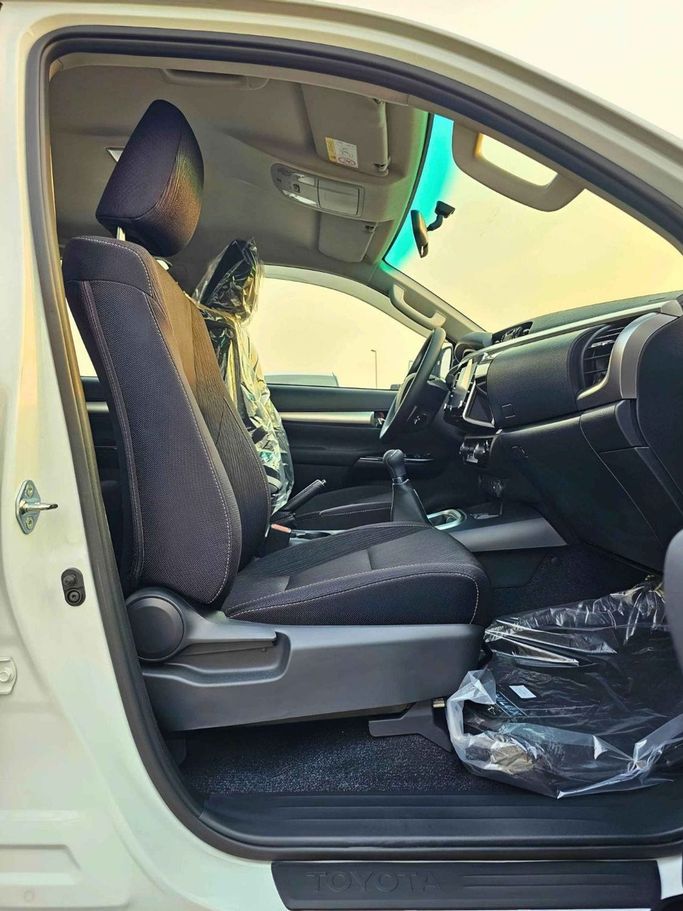 Новый Toyota Hilux VIII Рестайлинг 2, 2.7 л, 2025 в Дубае от SK Motors Белый цвет. GCC | AUTO.AE