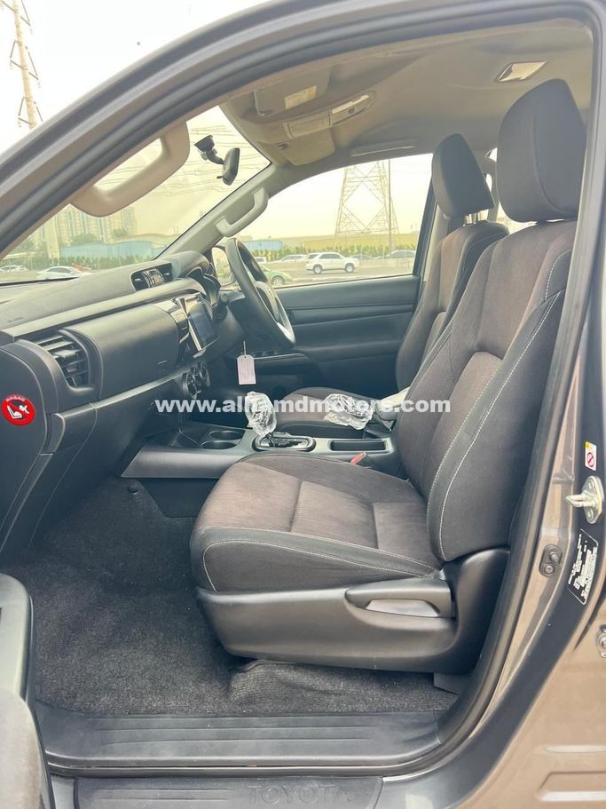 Подержанный Toyota Hilux VIII, 2.4 л, 2017 в Дубае от Alhamd Motors Серый цвет. Other | AUTO.AE