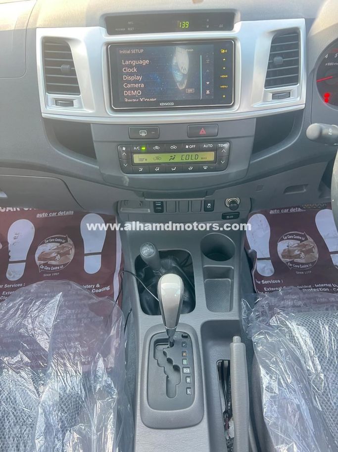 Подержанный Toyota Hilux VII Рестайлинг, 3.0 л, 2014 в Дубае от Alhamd Motors Белый цвет. Other | AUTO.AE