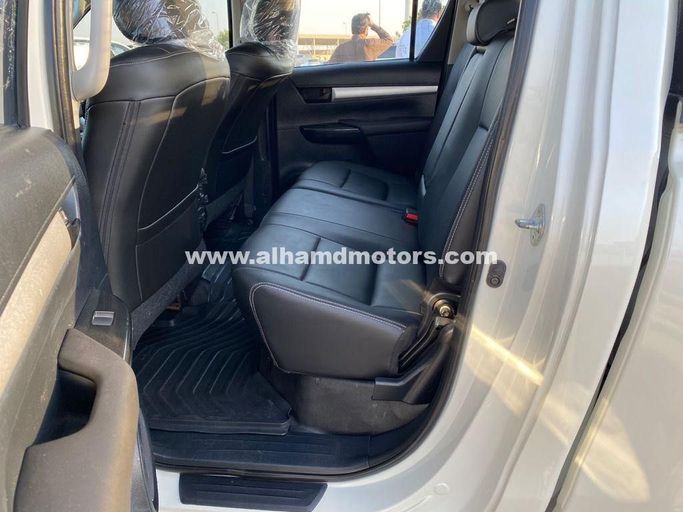 Подержанный Toyota Hilux VIII, 2.8 л, 2017 в Дубае от Alhamd Motors Белый цвет. Other | AUTO.AE