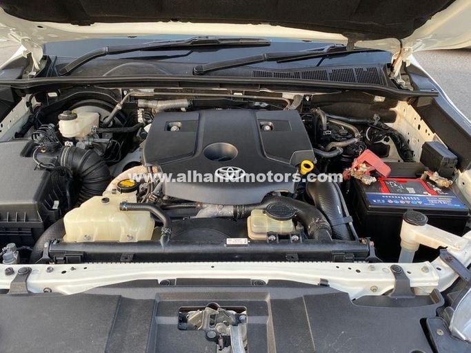 Подержанный Toyota Hilux VIII, 2.8 л, 2017 в Дубае от Alhamd Motors Белый цвет. Other | AUTO.AE