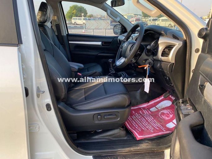 Подержанный Toyota Hilux VIII, 2.8 л, 2017 в Дубае от Alhamd Motors Белый цвет. Other | AUTO.AE