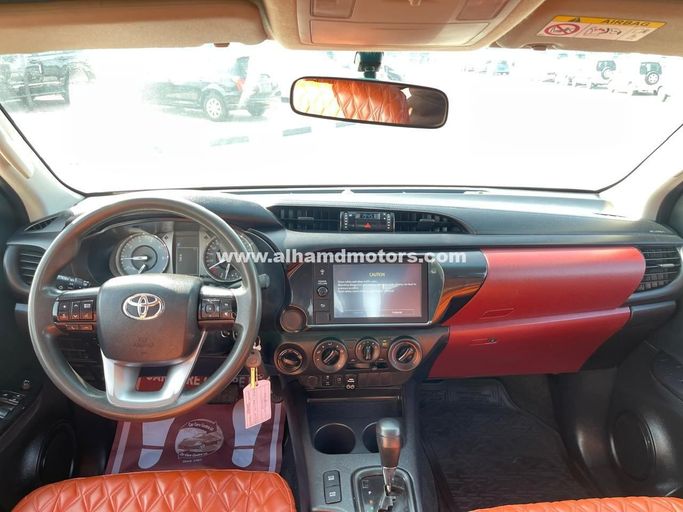 Подержанный Toyota Hilux VIII Рестайлинг, 2.4 л, 2021 в Дубае от Alhamd Motors Белый цвет. GCC | AUTO.AE