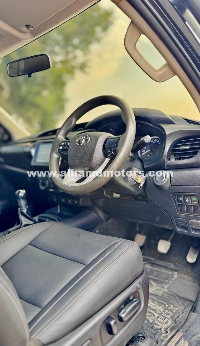 Подержанный Toyota Hilux VIII, 2.8 л, 2017 в Дубае от Alhamd Motors Оранжевый цвет. Other | AUTO.AE