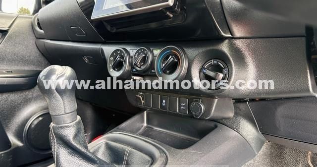 Подержанный Toyota Hilux VIII, 2.8 л, 2017 в Дубае от Alhamd Motors Оранжевый цвет. Other | AUTO.AE