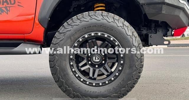 Подержанный Toyota Hilux VIII, 2.8 л, 2017 в Дубае от Alhamd Motors Оранжевый цвет. Other | AUTO.AE