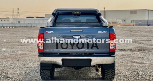 Used Toyota Hilux VII Facelift, 3.0 l, 2013 in Dubai by Alhamd Motors, Grey color. Other | AUTO.AE