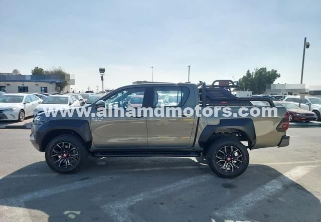 Подержанный Toyota Hilux VIII Рестайлинг 2, 2.8 л, 2024 в Дубае от Alhamd Motors Коричневый цвет. Other | AUTO.AE