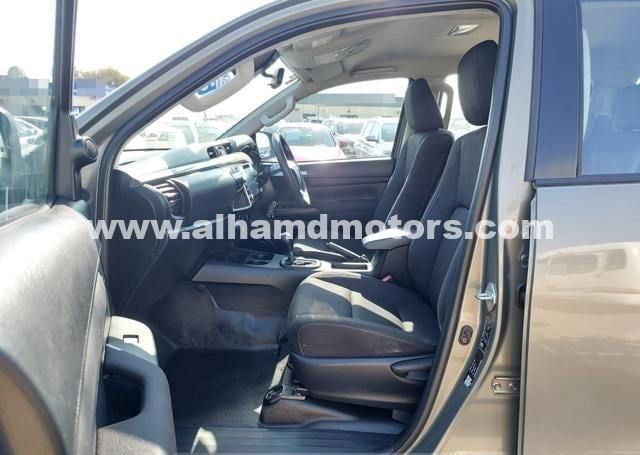Подержанный Toyota Hilux VIII Рестайлинг 2, 2.8 л, 2024 в Дубае от Alhamd Motors Коричневый цвет. Other | AUTO.AE