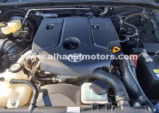 Подержанный Toyota Hilux VIII Рестайлинг 2, 2.8 л, 2024 в Дубае от Alhamd Motors Коричневый цвет. Other | AUTO.AE