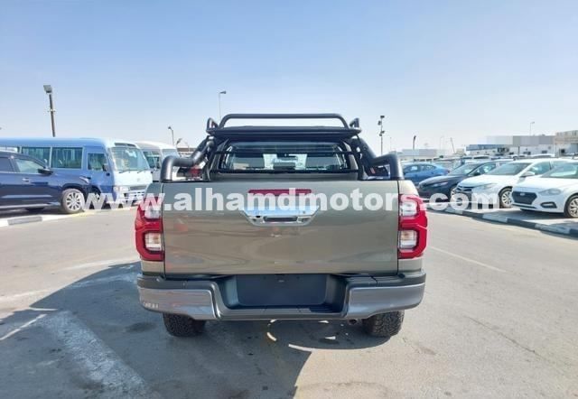 Подержанный Toyota Hilux VIII Рестайлинг 2, 2.8 л, 2024 в Дубае от Alhamd Motors Коричневый цвет. Other | AUTO.AE